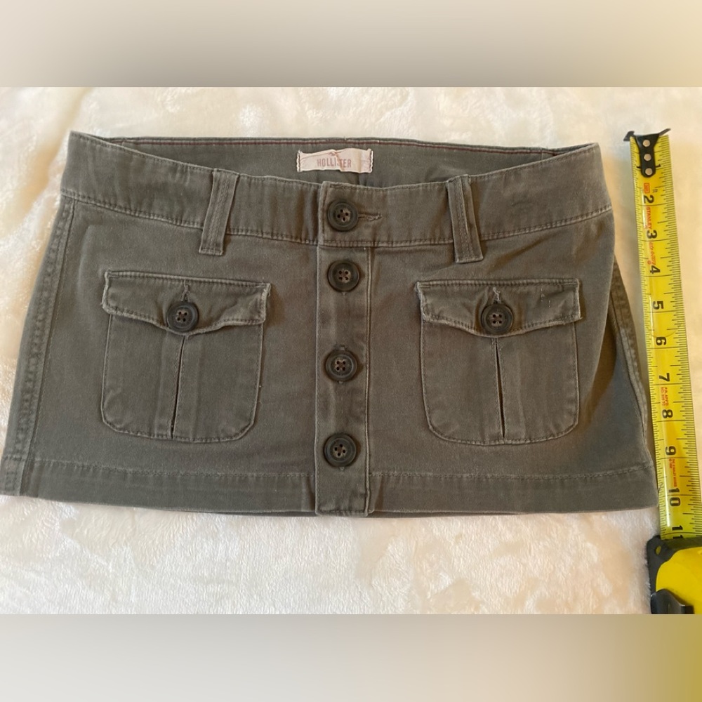 Hollister skirt 9 1/2 inches in length army green the cutest